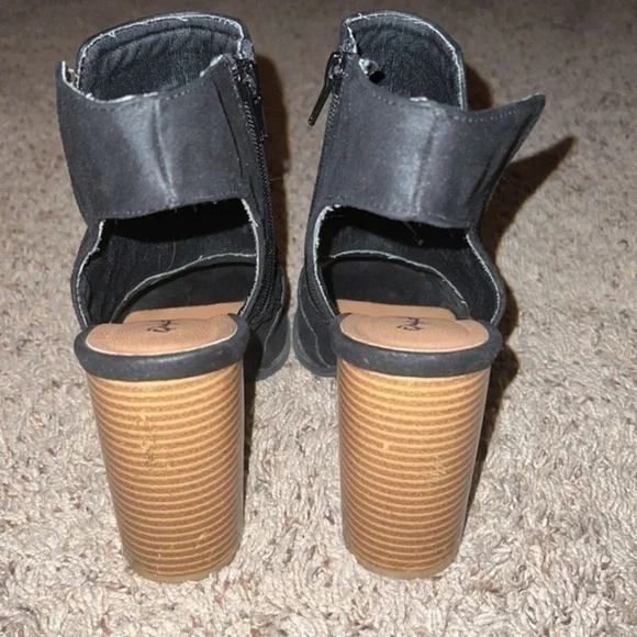 Quipid Peep toe black sling back booties. Size 9. - Picture 3 of 9